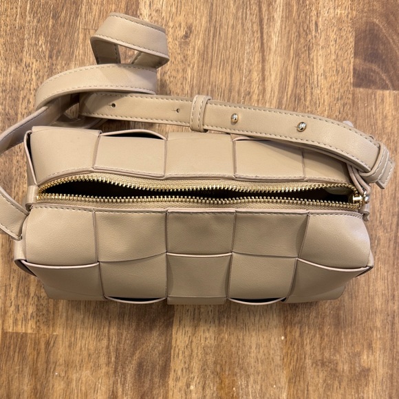 Elegant Beige Woven Crossbody Bag - Picture 2 of 7
